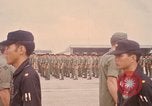 Image Dr Seamans et d'autres troupes vietnamiennes d'adressage du VIP La Base Aérienne de Soc Trang Vietnam, 1970, de la seconde 6 séquences d'archives historiques vidéo 65675026829
