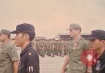 Image Dr Seamans et d'autres troupes vietnamiennes d'adressage du VIP La Base Aérienne de Soc Trang Vietnam, 1970, de la seconde 7 séquences d'archives historiques vidéo 65675026829