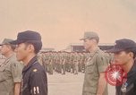 Image Dr Seamans et d'autres troupes vietnamiennes d'adressage du VIP La Base Aérienne de Soc Trang Vietnam, 1970, de la seconde 8 séquences d'archives historiques vidéo 65675026829