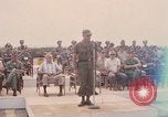 Image Dr Seamans et d'autres troupes vietnamiennes d'adressage du VIP La Base Aérienne de Soc Trang Vietnam, 1970, de la seconde 10 séquences d'archives historiques vidéo 65675026829