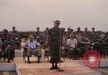 Image Dr Seamans et d'autres troupes vietnamiennes d'adressage du VIP La Base Aérienne de Soc Trang Vietnam, 1970, de la seconde 11 séquences d'archives historiques vidéo 65675026829