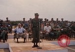 Image Dr Seamans et d'autres troupes vietnamiennes d'adressage du VIP La Base Aérienne de Soc Trang Vietnam, 1970, de la seconde 12 séquences d'archives historiques vidéo 65675026829