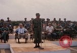 Image Dr Seamans et d'autres troupes vietnamiennes d'adressage du VIP La Base Aérienne de Soc Trang Vietnam, 1970, de la seconde 13 séquences d'archives historiques vidéo 65675026829