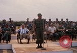 Image Dr Seamans et d'autres troupes vietnamiennes d'adressage du VIP La Base Aérienne de Soc Trang Vietnam, 1970, de la seconde 14 séquences d'archives historiques vidéo 65675026829