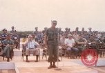 Image Dr Seamans et d'autres troupes vietnamiennes d'adressage du VIP La Base Aérienne de Soc Trang Vietnam, 1970, de la seconde 15 séquences d'archives historiques vidéo 65675026829