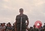Image Dr Seamans et d'autres troupes vietnamiennes d'adressage du VIP La Base Aérienne de Soc Trang Vietnam, 1970, de la seconde 16 séquences d'archives historiques vidéo 65675026829