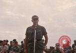Image Dr Seamans et d'autres troupes vietnamiennes d'adressage du VIP La Base Aérienne de Soc Trang Vietnam, 1970, de la seconde 17 séquences d'archives historiques vidéo 65675026829