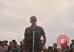 Image Dr Seamans et d'autres troupes vietnamiennes d'adressage du VIP La Base Aérienne de Soc Trang Vietnam, 1970, de la seconde 18 séquences d'archives historiques vidéo 65675026829