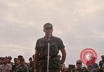 Image Dr Seamans et d'autres troupes vietnamiennes d'adressage du VIP La Base Aérienne de Soc Trang Vietnam, 1970, de la seconde 19 séquences d'archives historiques vidéo 65675026829