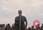 Image Dr Seamans et d'autres troupes vietnamiennes d'adressage du VIP La Base Aérienne de Soc Trang Vietnam, 1970, de la seconde 20 séquences d'archives historiques vidéo 65675026829