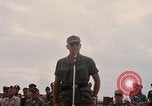 Image Dr Seamans et d'autres troupes vietnamiennes d'adressage du VIP La Base Aérienne de Soc Trang Vietnam, 1970, de la seconde 22 séquences d'archives historiques vidéo 65675026829