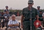 Image Dr Seamans et d'autres troupes vietnamiennes d'adressage du VIP La Base Aérienne de Soc Trang Vietnam, 1970, de la seconde 23 séquences d'archives historiques vidéo 65675026829