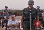 Image Dr Seamans et d'autres troupes vietnamiennes d'adressage du VIP La Base Aérienne de Soc Trang Vietnam, 1970, de la seconde 24 séquences d'archives historiques vidéo 65675026829
