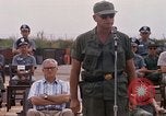 Image Dr Seamans et d'autres troupes vietnamiennes d'adressage du VIP La Base Aérienne de Soc Trang Vietnam, 1970, de la seconde 25 séquences d'archives historiques vidéo 65675026829