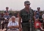 Image Dr Seamans et d'autres troupes vietnamiennes d'adressage du VIP La Base Aérienne de Soc Trang Vietnam, 1970, de la seconde 26 séquences d'archives historiques vidéo 65675026829