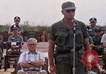 Image Dr Seamans et d'autres troupes vietnamiennes d'adressage du VIP La Base Aérienne de Soc Trang Vietnam, 1970, de la seconde 27 séquences d'archives historiques vidéo 65675026829