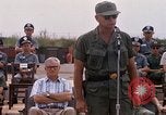 Image Dr Seamans et d'autres troupes vietnamiennes d'adressage du VIP La Base Aérienne de Soc Trang Vietnam, 1970, de la seconde 28 séquences d'archives historiques vidéo 65675026829