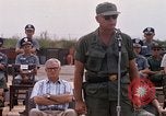 Image Dr Seamans et d'autres troupes vietnamiennes d'adressage du VIP La Base Aérienne de Soc Trang Vietnam, 1970, de la seconde 29 séquences d'archives historiques vidéo 65675026829