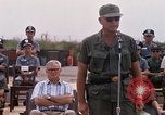 Image Dr Seamans et d'autres troupes vietnamiennes d'adressage du VIP La Base Aérienne de Soc Trang Vietnam, 1970, de la seconde 30 séquences d'archives historiques vidéo 65675026829