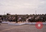 Image Dr Seamans et d'autres troupes vietnamiennes d'adressage du VIP La Base Aérienne de Soc Trang Vietnam, 1970, de la seconde 32 séquences d'archives historiques vidéo 65675026829