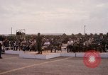 Image Dr Seamans et d'autres troupes vietnamiennes d'adressage du VIP La Base Aérienne de Soc Trang Vietnam, 1970, de la seconde 33 séquences d'archives historiques vidéo 65675026829