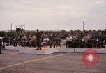 Image Dr Seamans et d'autres troupes vietnamiennes d'adressage du VIP La Base Aérienne de Soc Trang Vietnam, 1970, de la seconde 34 séquences d'archives historiques vidéo 65675026829