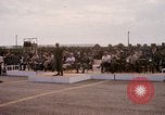 Image Dr Seamans et d'autres troupes vietnamiennes d'adressage du VIP La Base Aérienne de Soc Trang Vietnam, 1970, de la seconde 35 séquences d'archives historiques vidéo 65675026829