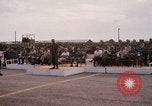 Image Dr Seamans et d'autres troupes vietnamiennes d'adressage du VIP La Base Aérienne de Soc Trang Vietnam, 1970, de la seconde 36 séquences d'archives historiques vidéo 65675026829