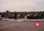 Image Dr Seamans et d'autres troupes vietnamiennes d'adressage du VIP La Base Aérienne de Soc Trang Vietnam, 1970, de la seconde 37 séquences d'archives historiques vidéo 65675026829