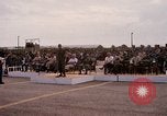 Image Dr Seamans et d'autres troupes vietnamiennes d'adressage du VIP La Base Aérienne de Soc Trang Vietnam, 1970, de la seconde 38 séquences d'archives historiques vidéo 65675026829