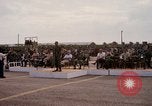 Image Dr Seamans et d'autres troupes vietnamiennes d'adressage du VIP La Base Aérienne de Soc Trang Vietnam, 1970, de la seconde 39 séquences d'archives historiques vidéo 65675026829