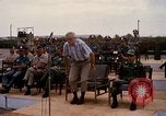 Image Dr Seamans et d'autres troupes vietnamiennes d'adressage du VIP La Base Aérienne de Soc Trang Vietnam, 1970, de la seconde 40 séquences d'archives historiques vidéo 65675026829