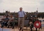 Image Dr Seamans et d'autres troupes vietnamiennes d'adressage du VIP La Base Aérienne de Soc Trang Vietnam, 1970, de la seconde 41 séquences d'archives historiques vidéo 65675026829