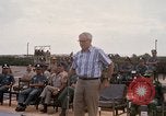 Image Dr Seamans et d'autres troupes vietnamiennes d'adressage du VIP La Base Aérienne de Soc Trang Vietnam, 1970, de la seconde 44 séquences d'archives historiques vidéo 65675026829