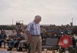 Image Dr Seamans et d'autres troupes vietnamiennes d'adressage du VIP La Base Aérienne de Soc Trang Vietnam, 1970, de la seconde 45 séquences d'archives historiques vidéo 65675026829