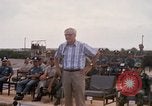 Image Dr Seamans et d'autres troupes vietnamiennes d'adressage du VIP La Base Aérienne de Soc Trang Vietnam, 1970, de la seconde 49 séquences d'archives historiques vidéo 65675026829