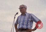 Image Dr Seamans et d'autres troupes vietnamiennes d'adressage du VIP La Base Aérienne de Soc Trang Vietnam, 1970, de la seconde 54 séquences d'archives historiques vidéo 65675026829
