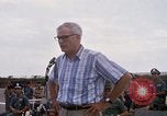 Image Dr Seamans et d'autres troupes vietnamiennes d'adressage du VIP La Base Aérienne de Soc Trang Vietnam, 1970, de la seconde 62 séquences d'archives historiques vidéo 65675026829