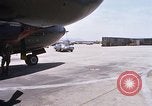 Standbild Dr Seamans Abreise Phan Rang Air Base Vietnam, 1970, aus Sekunde 10 historischem Filmmaterial Videoclip 65675026831