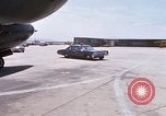 Standbild Dr Seamans Abreise Phan Rang Air Base Vietnam, 1970, aus Sekunde 12 historischem Filmmaterial Videoclip 65675026831