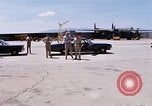 Standbild Dr Seamans Abreise Phan Rang Air Base Vietnam, 1970, aus Sekunde 25 historischem Filmmaterial Videoclip 65675026831