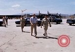 Standbild Dr Seamans Abreise Phan Rang Air Base Vietnam, 1970, aus Sekunde 29 historischem Filmmaterial Videoclip 65675026831