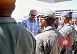 Standbild Dr Seamans Abreise Phan Rang Air Base Vietnam, 1970, aus Sekunde 30 historischem Filmmaterial Videoclip 65675026831
