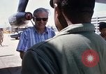 Standbild Dr Seamans Abreise Phan Rang Air Base Vietnam, 1970, aus Sekunde 34 historischem Filmmaterial Videoclip 65675026831