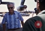 Standbild Dr Seamans Abreise Phan Rang Air Base Vietnam, 1970, aus Sekunde 35 historischem Filmmaterial Videoclip 65675026831