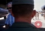 Standbild Dr Seamans Abreise Phan Rang Air Base Vietnam, 1970, aus Sekunde 37 historischem Filmmaterial Videoclip 65675026831