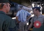 Standbild Dr Seamans Abreise Phan Rang Air Base Vietnam, 1970, aus Sekunde 40 historischem Filmmaterial Videoclip 65675026831