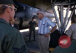Standbild Dr Seamans Abreise Phan Rang Air Base Vietnam, 1970, aus Sekunde 42 historischem Filmmaterial Videoclip 65675026831
