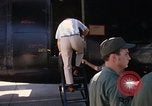 Standbild Dr Seamans Abreise Phan Rang Air Base Vietnam, 1970, aus Sekunde 47 historischem Filmmaterial Videoclip 65675026831