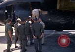 Standbild Dr Seamans Abreise Phan Rang Air Base Vietnam, 1970, aus Sekunde 52 historischem Filmmaterial Videoclip 65675026831